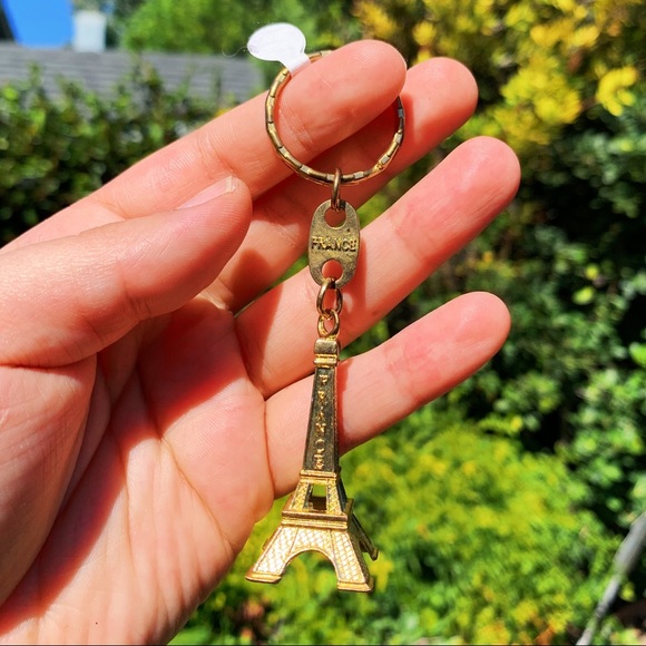 Gold paris eiffel tower key chain - Picture 2 of 3